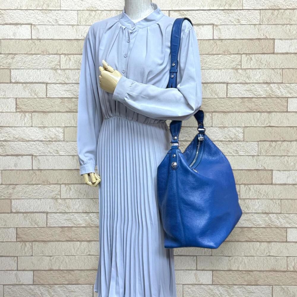 GUCCI Authentic Blue Leather Shoulder Bag - Picture 2 of 16